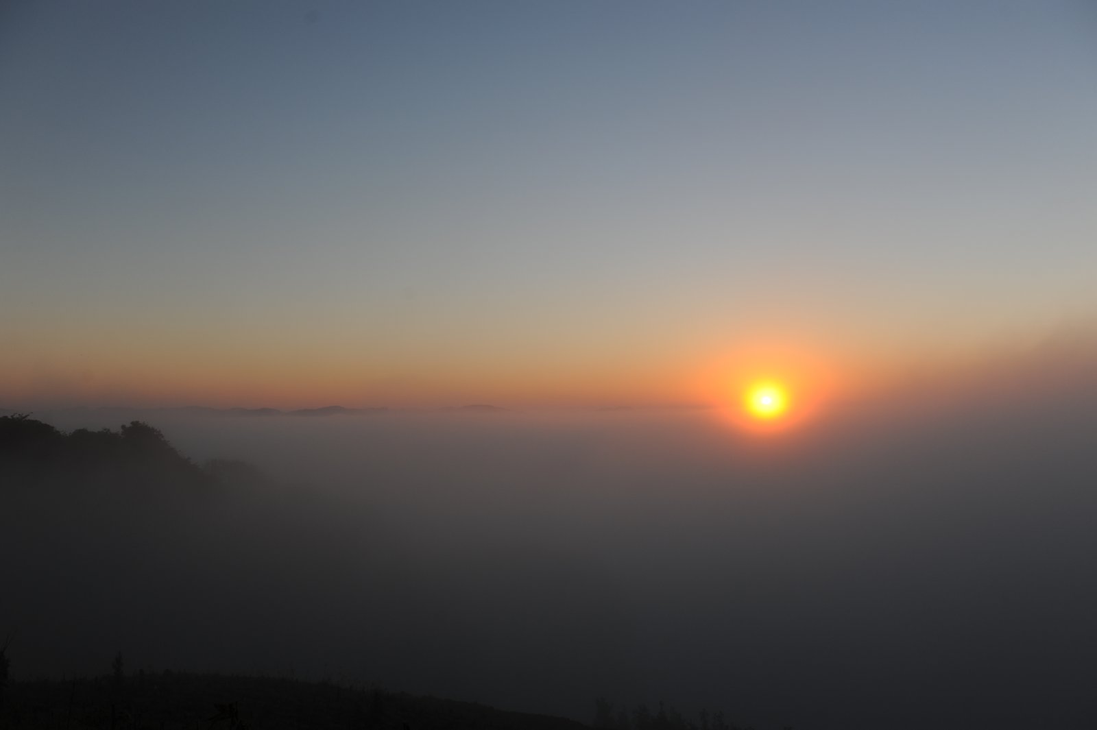 Sol se pondo sobre a névoa nos morros do Vale do Taquari